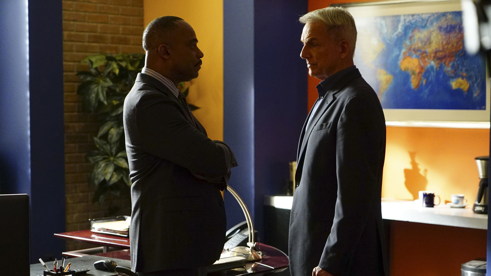 Vance and Gibbs talk things over.