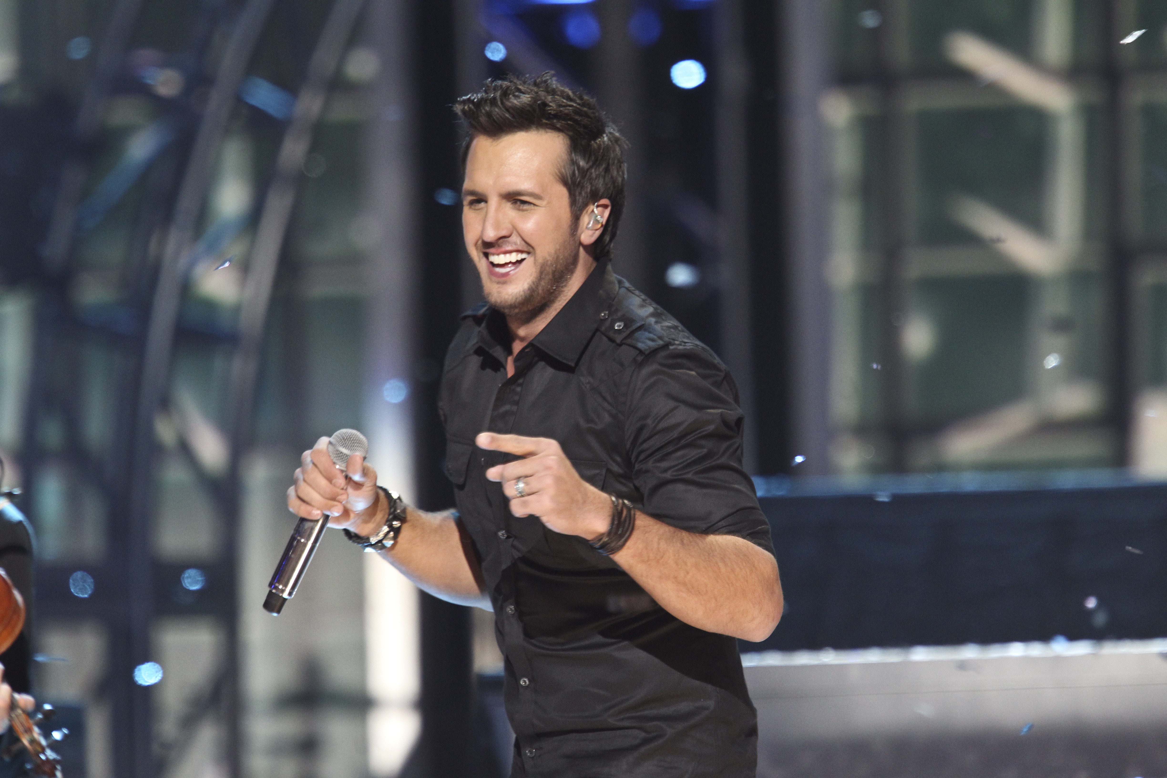 Luke Bryan scheduled to perform on the 48th annual ACM Awards