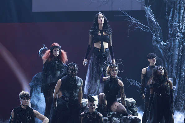 (2014) Katy Perry and her cast of dancers kick off a wild GRAMMY performance of her song