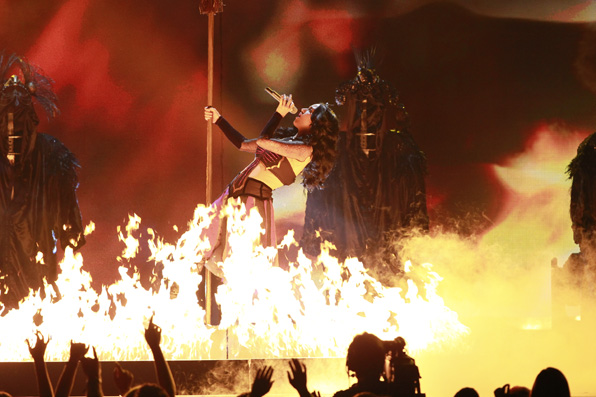 (2014) Katy burns up the stage with an electrifying performance.
