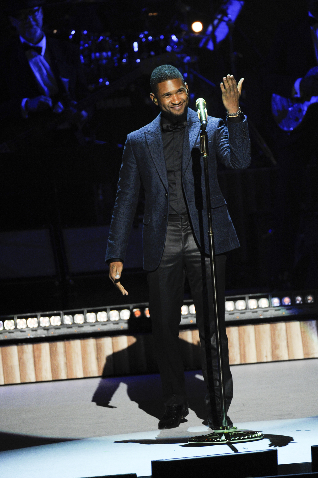 Usher Engages the Crowd