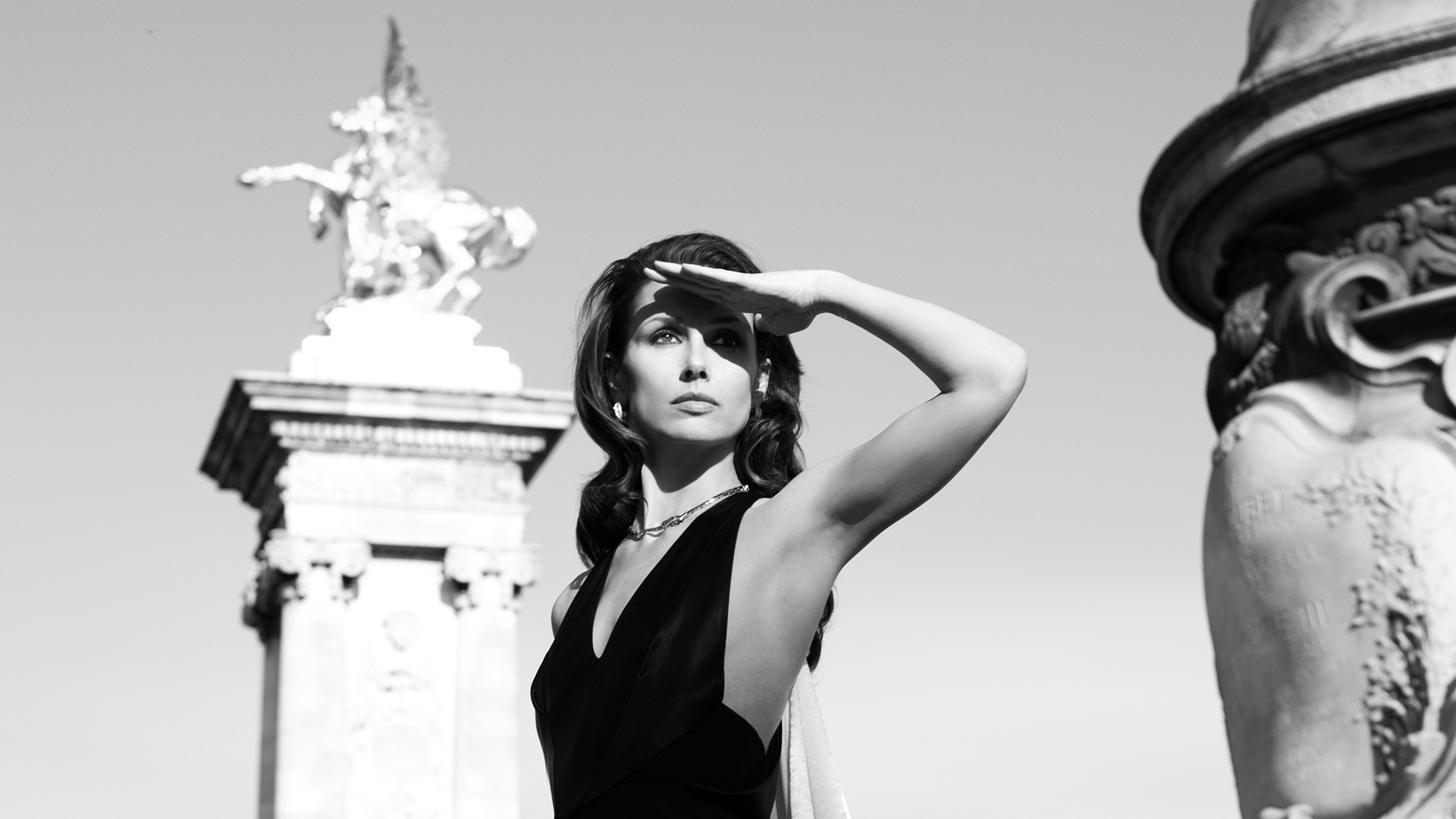 Bridget Moynahan is a black and white beauty on Point Alexandre III, Paris' famed bridge