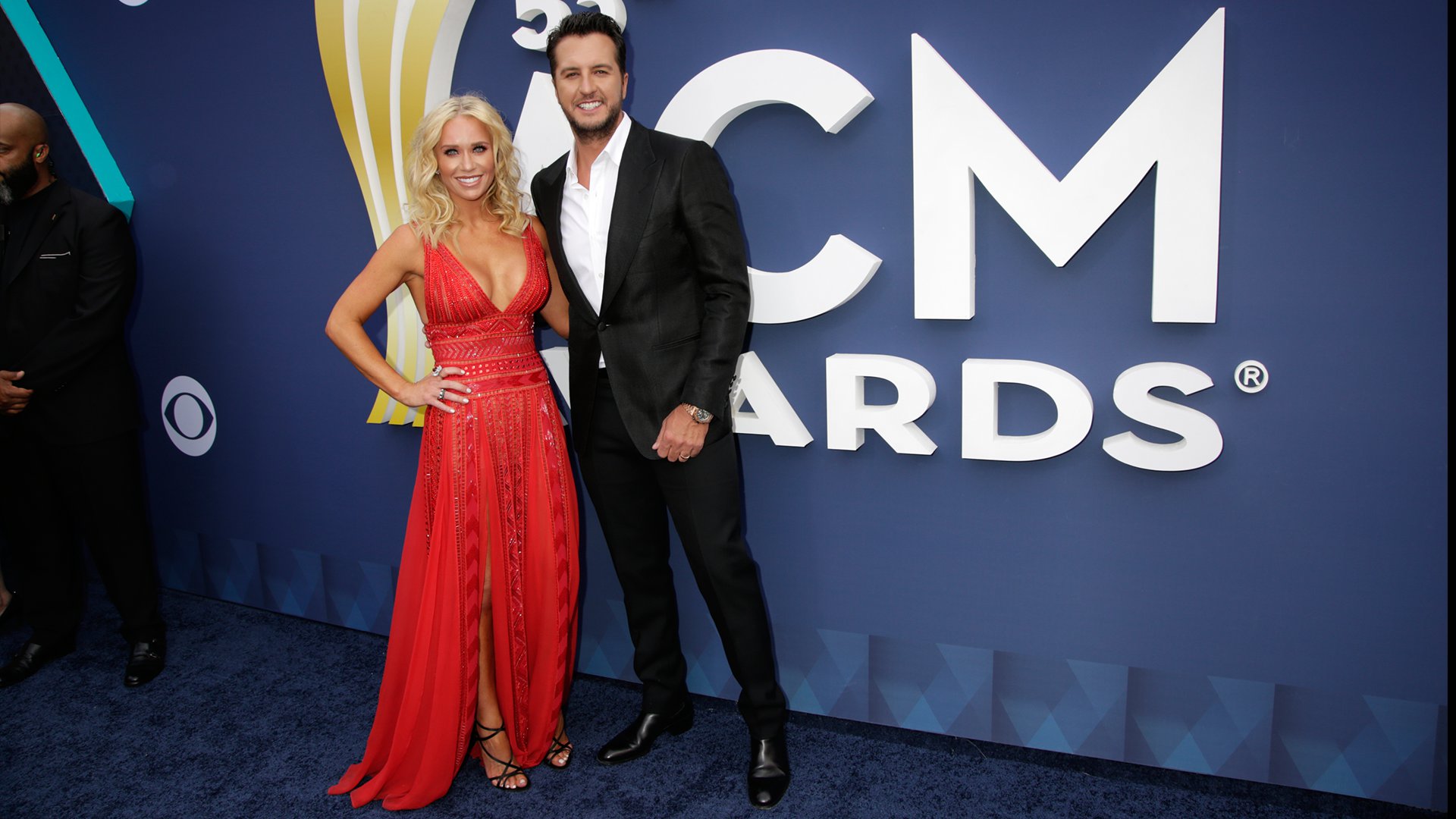 Luke Bryan hangs loose on the ACM red carpet by leaving his tie at home and opting for a more casual look.