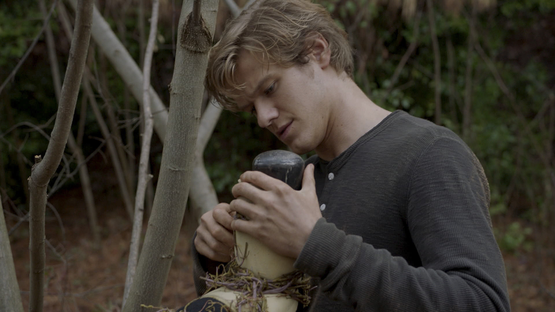 MacGyver uses objects around him to create a weapon.
