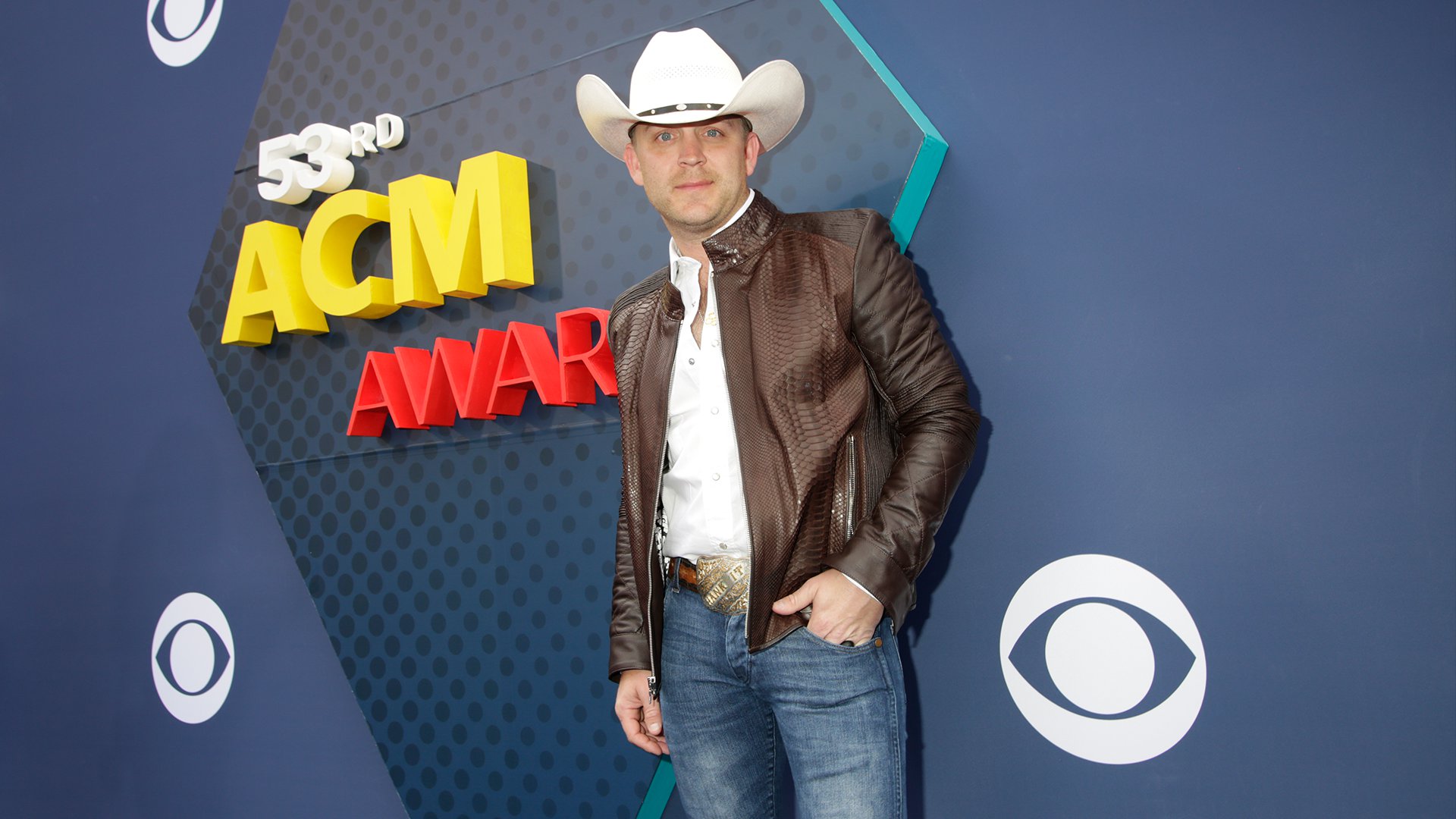 Justin Moore tops off his casual country attire with a cowboy hat, perfect for the occasion.