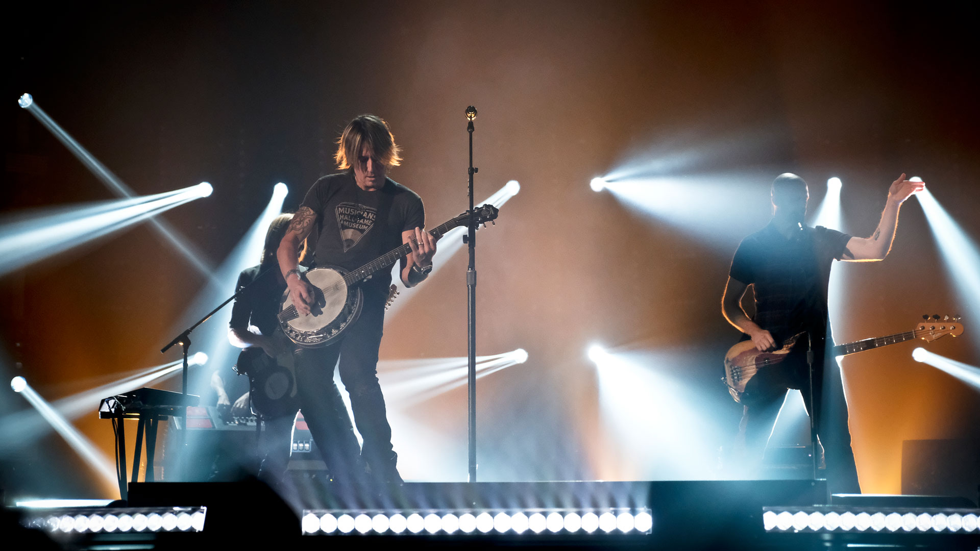 Keith Urban impresses the rehearsal crowd with his banjo skills.