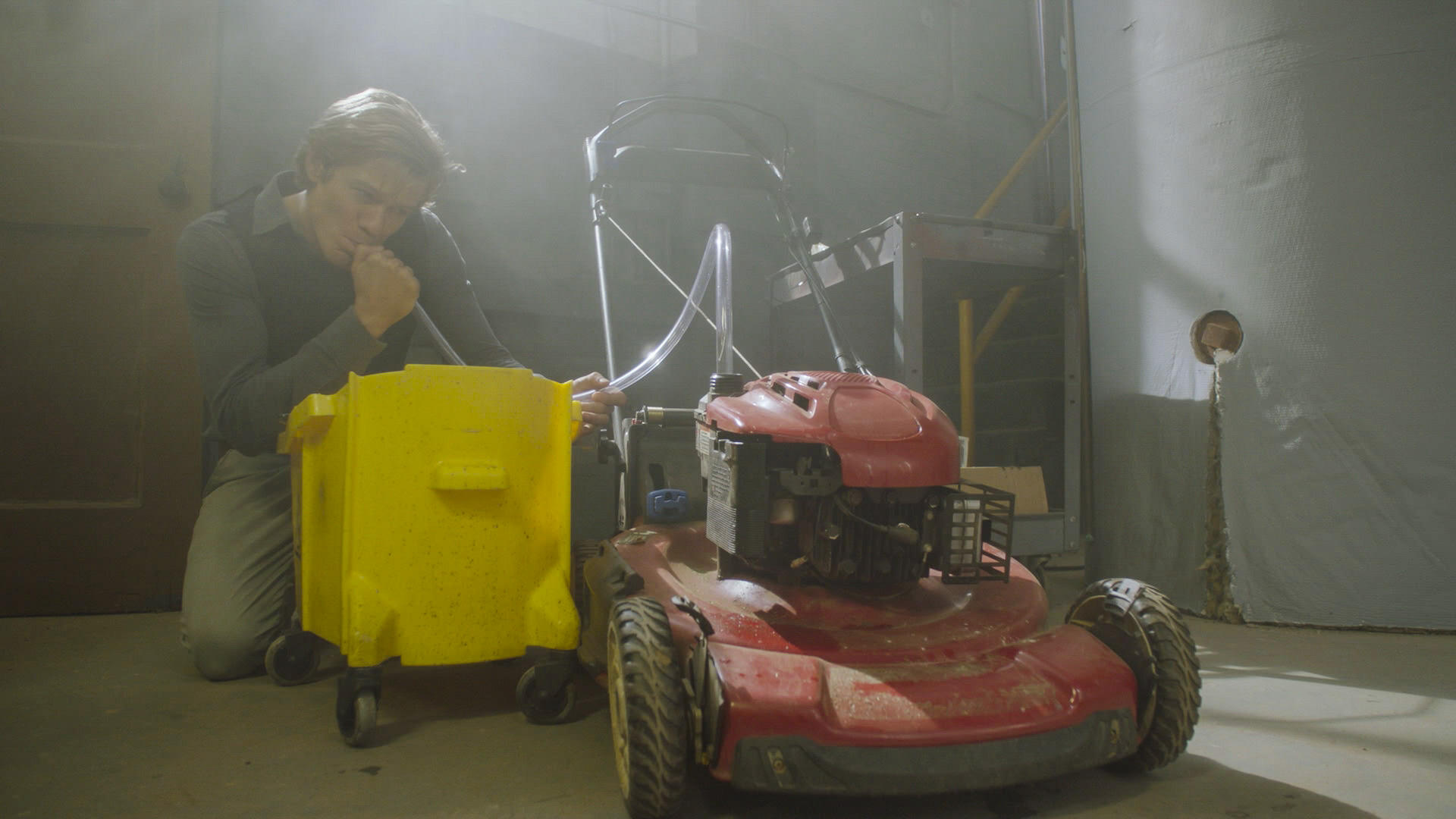 MacGyver finds a creative way to use an old lawnmower. 