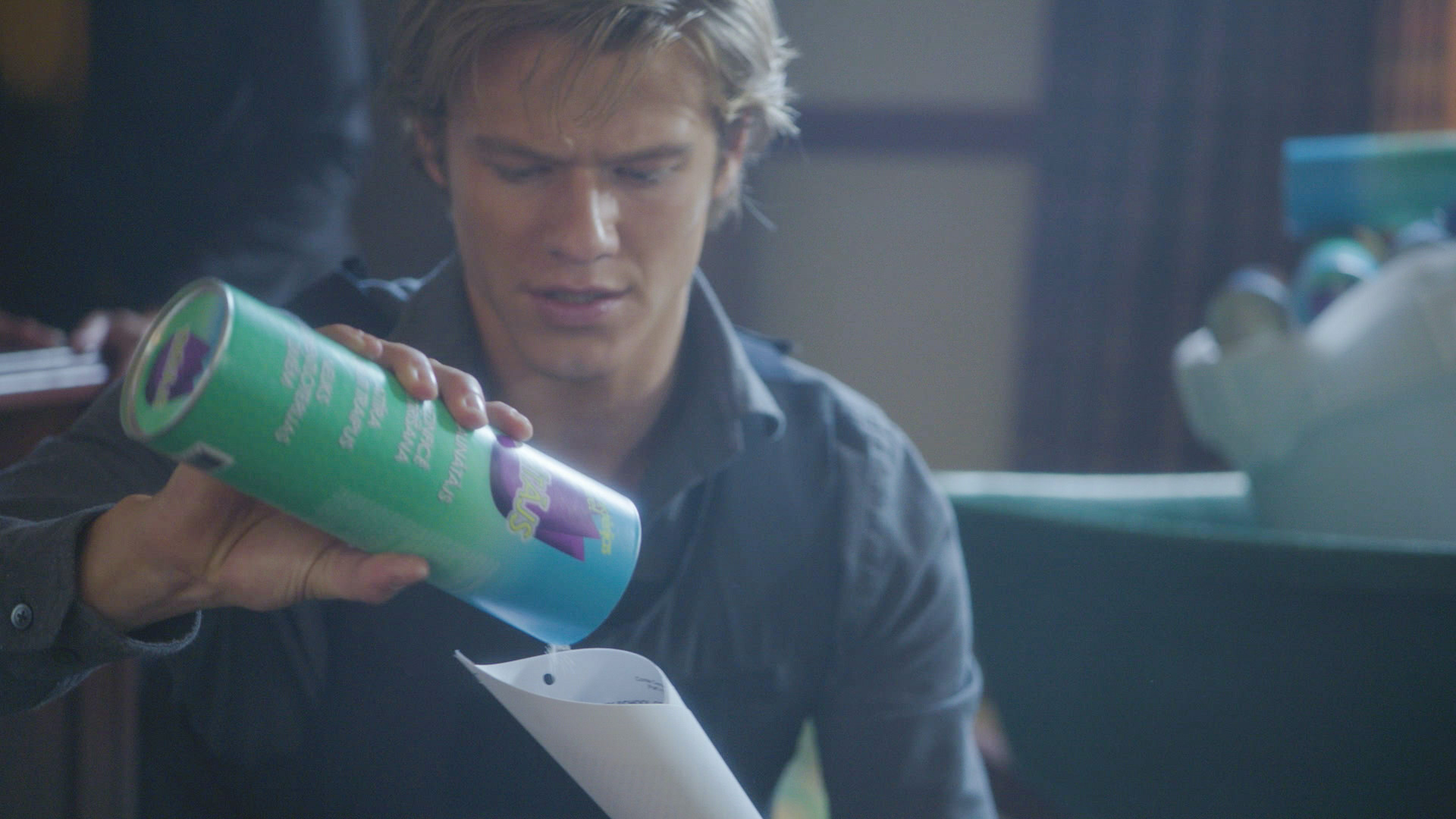 MacGyver pieces together a homemade missile launcher.