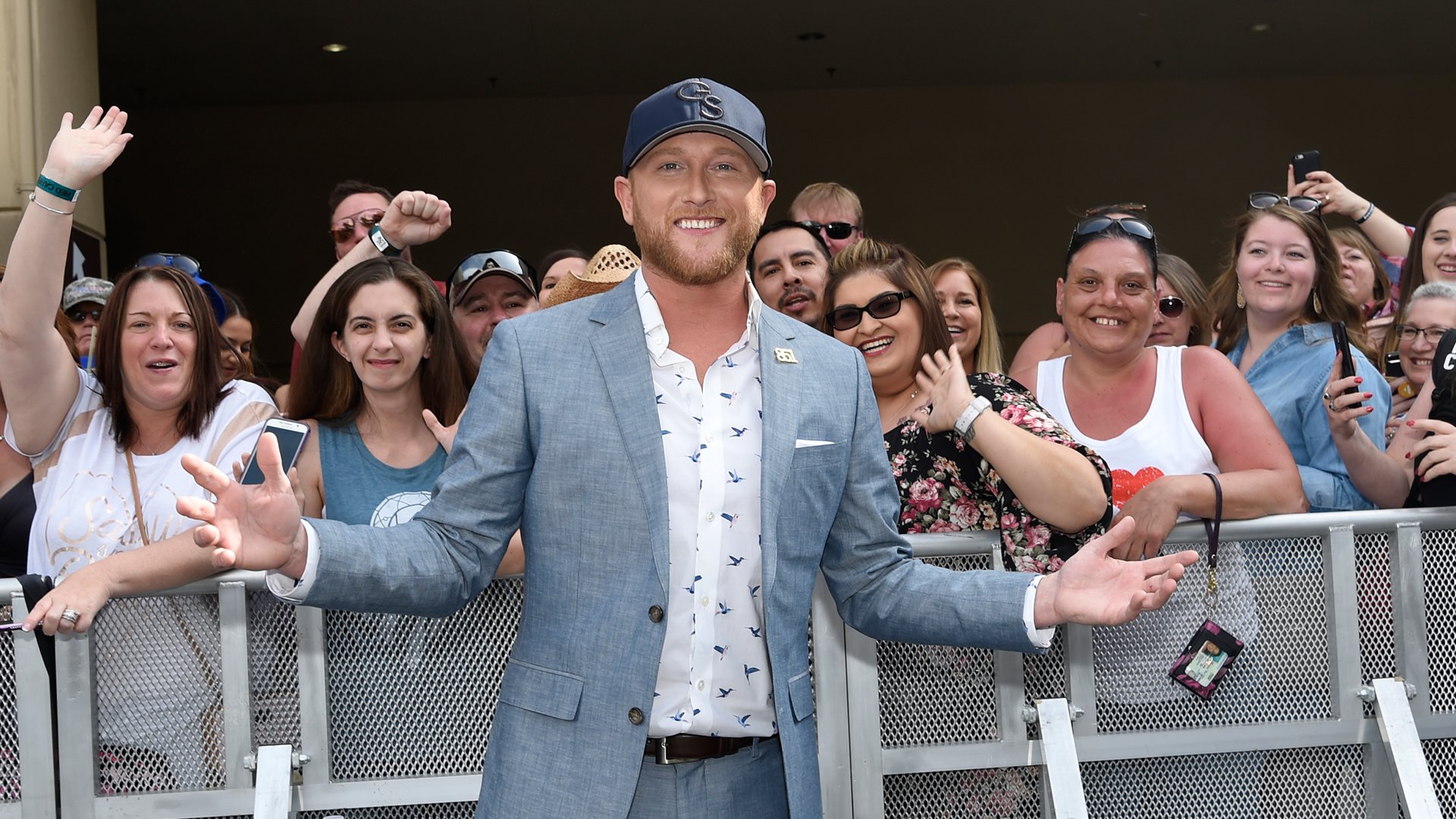 Cole Swindell poses with fans perched alongside the ACM red carpet.