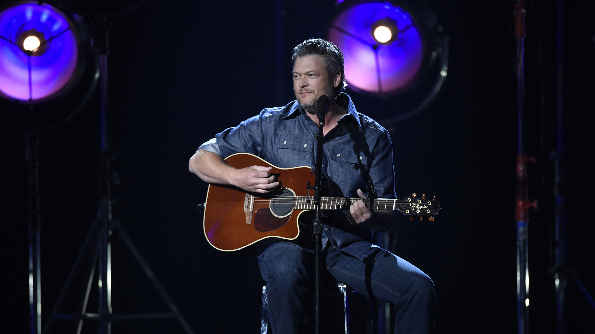 Accompanied by a violinist, Blake Shelton performs a stripped-down version of 