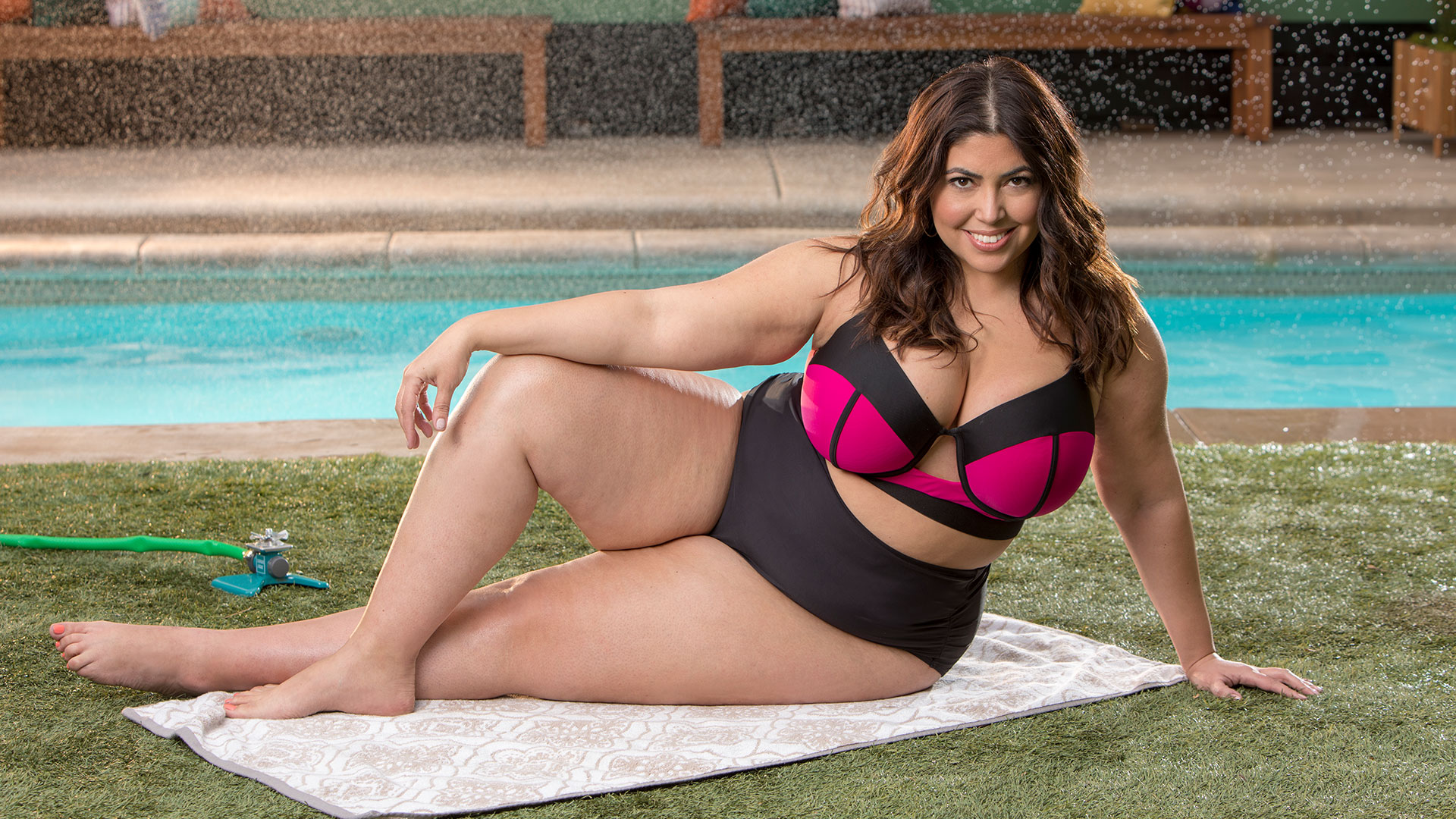 Jessica Milagros puts her modeling experience to good use showing off modern swimwear.