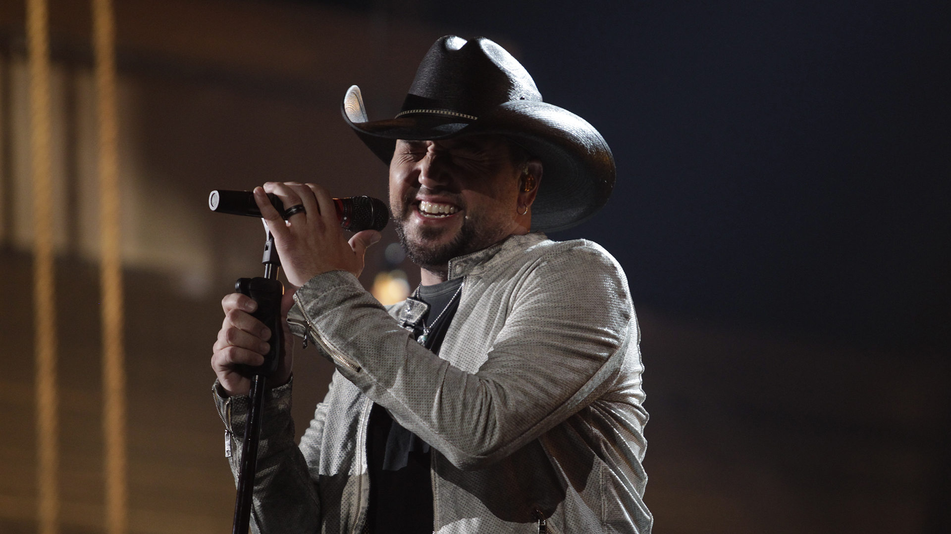Jason Aldean makes it easy for the audience to enjoy 