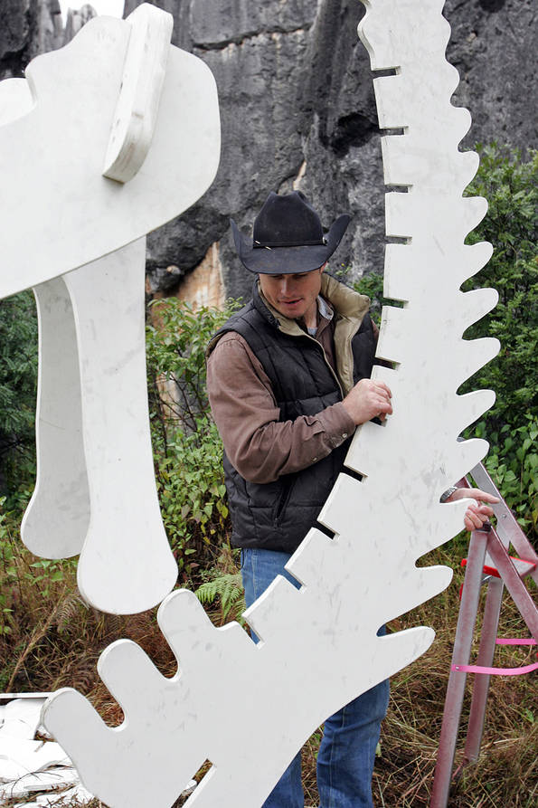 Jet Assembles a Dinosaur