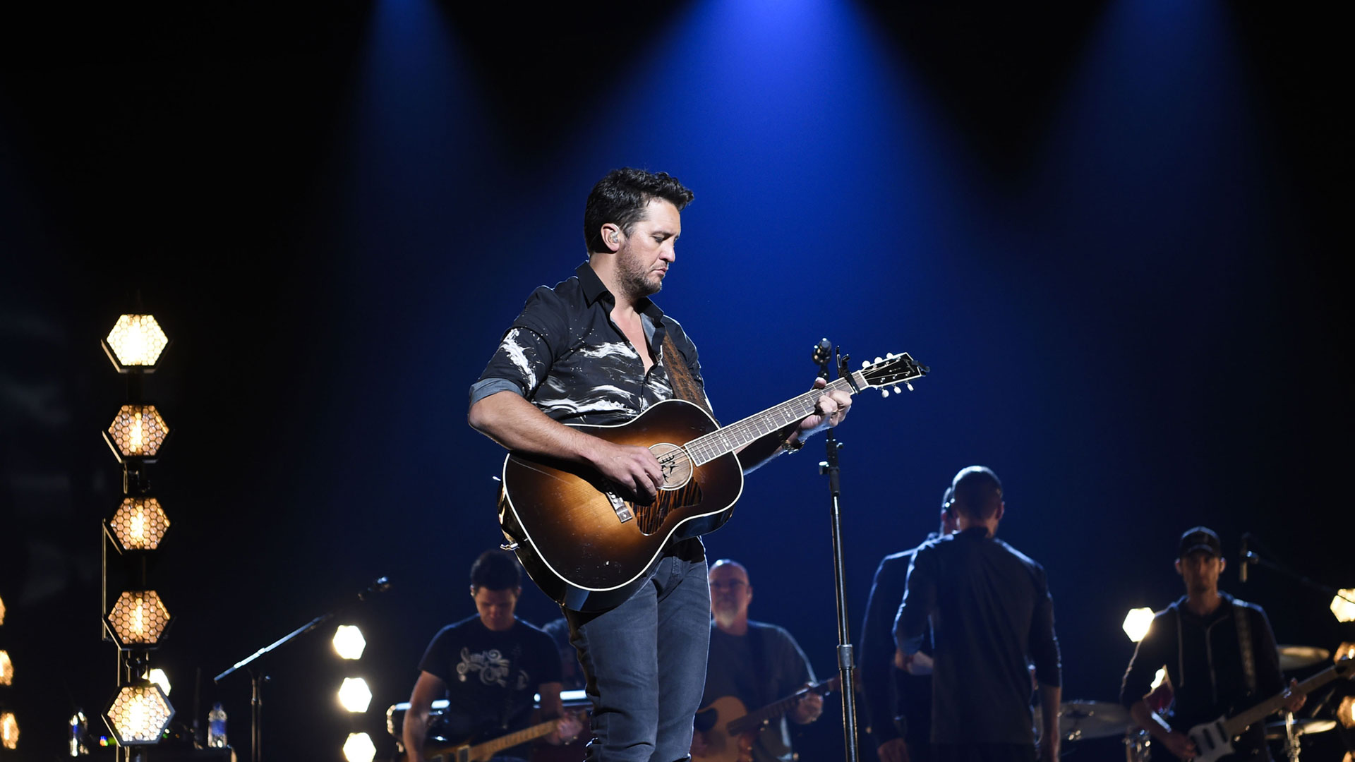 Luke Bryan jams out with his band during his rehearsal for the 53rd ACM Awards.