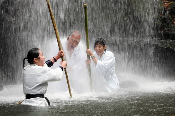 Ron and Christina Take Part in Shinto Cleansing