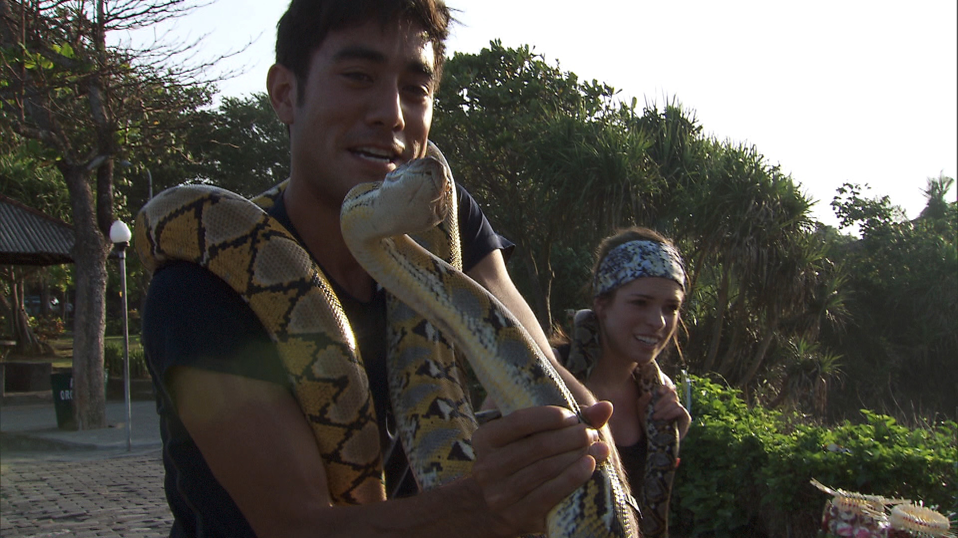 Zach and Rachel must conquer a mutual fear of snakes before getting the next clue.