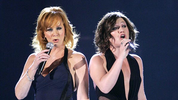 When Reba McEntire sang with an American Idol.